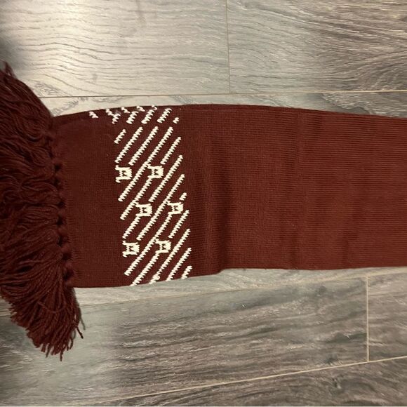 Vintage women’s Etienne Aigner tassels acrylic winter scarf. - Picture 4 of 7